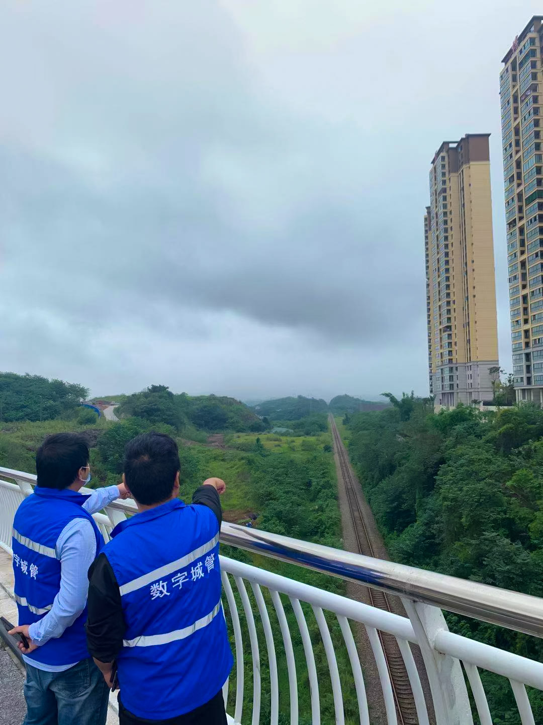 震后鐵路沿線安全巡查，保障鐵路穩(wěn)定運行